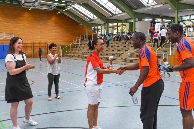 Handschlag zweier Spieler nach dem Spiel
