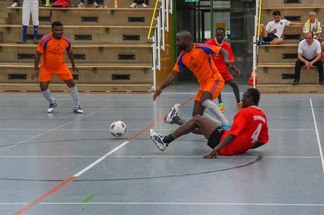 Zweikampf um den Ball beim Hallenturnier